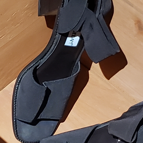 Shoes - Picture 5 of 8